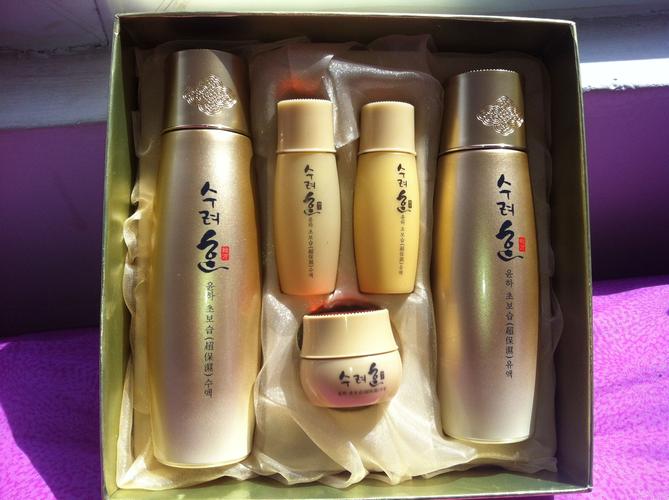 想问问这个韩国的化妆品套装是什么?里面有图